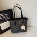 Grote donkergrijze geruite shopper met schouderriem en schattige pluchen lamshanger - Met Hanger / Zwart