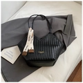 Borsa tote intrecciata nera classica con taglio a V e foulard decorativo per l'autunno - Nero