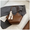 Dettaglio della borsa tote intrecciata marrone con apertura a V, etichetta e foulard - Marrone