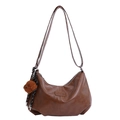 Borsa hobo marrone scuro in finta pelle con logo in rilievo e ciondolo a cucciolo - Marrone Giallastro Con Ciondolo
