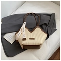 Borsa tote intrecciata beige con finiture in pelle marrone e sciarpa di seta decorativa - Bianco Sporco