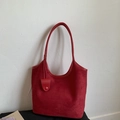Detailansicht der roten Wildleder-Textur dieser großen Schultertasche für Damen - Rot