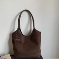 Detailansicht der dunkelbraunen Wildleder-Schultertasche mit Lederbesatz und kleinem Anhänger - Braun