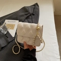 Beige gewatteerde tas met gouden ketting en gouden bolletje op blazer - Broken Wit