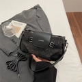 Detalle del bolso bandolera de tweed gris oscuro con solapa de cuero y logo ZHCNMA - Negro