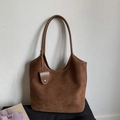 Detail der dunkelbraunen Wildleder-Einkaufstasche mit feiner Textur und kleiner Tasche - Braun