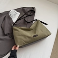 Elegante bolso de hombro en lona verde oscuro con detalles en cuero marrón y estilo urbano - Verde Militar
