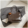 Bolso tote de cuero retro marrón oscuro con dije de oso de peluche y correas largas - Con Colgante / Marrón