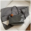 Bolso tote gris oscuro en cuero sintético vintage con un colgante de oso de peluche - Con Colgante / Negro