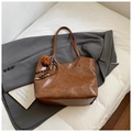 Bolso tote marrón vintage con amuleto de oso sobre una chaqueta de traje gris - Con Colgante / Marrón