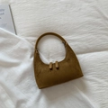 Borsa a mezzaluna in camoscio marrone con manico in pelle liscia e zip di chiusura - Marrone