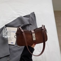 Borsa a sella marrone scuro in pelle opaca con trapuntatura a rombi e chiusura argento - caffè