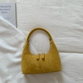 Borsa a mezzaluna minimalista giallo zenzero in pelle scamosciata con zip doppia - Giallo Zenzero