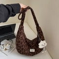 Braune Hobo-Tasche mit Leopardenmuster, breitem Gurt und Plüsch-Wolkenanhänger - Mit Anhänger / Kaffeebraun