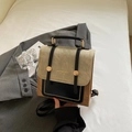 Mochila vintage en beige y negro con remaches dorados y asa metálica estilo retro chic - Caqui & Negro