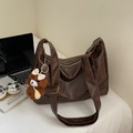 Détail du sac hobo marron foncé en cuir PU vintage avec pendentif ours en peluche - Grand / Avec Pendentif / café