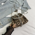 Bolso tipo cubo chic con estampado de leopardo, cadena plateada y detalles de strass - Caqui