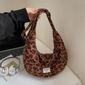 Schicke Hobo-Tasche mit Leopardenmuster, verstellbarem Riemen und Vintage-Canvas-Design - Ohne Anhänger / Braun