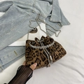 Bolso saco de leopardo vintage con asa de pedrería, cadena de plata y borlas de metal - Marrón