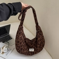 Schicker halbmondförmiger Shopper mit Leopardenmuster und breitem verstellbarem Gurt - Ohne Anhänger / Kaffeebraun