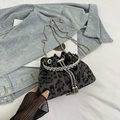 Bolso tipo cubo con estampado de leopardo gris y detalle de cadena de strass brillante - Negro