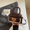 Dunkelbraune Mini-Boston-Tasche aus Kunstleder mit Bären-Aufnäher und Spitzenbesatz - Braun
