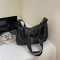 Sac bandoulière minimaliste en cuir noir texturé demi-lune avec boucle dorée en métal - Grand / Sans Pendentif / Noir
