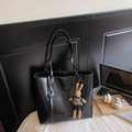 Bolso tote vintage negro grande con un colgante de conejo y diseño minimalista - Negro con colgante