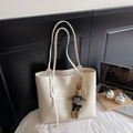 Bolso tote grande blanco crema con colgante de conejo y acabado de cuero rugoso - Blanco con colgante