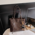 Bolso tote vintage grande marrón oscuro para mujer con colgante de conejo y correas - Café con Colgante