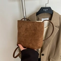 Secchiello minimalista in pelle scamosciata marrone scuro con tracolla sottile - Marrone