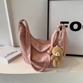 Dettaglio borsa hobo rosa in pelle martellata con ciondolo a forma di orso e oro metallo - Con Ciondolo / Rosa