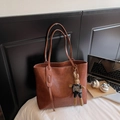 Bolso tote vintage de cuero PU marrón con colgante de conejo para oficina y uso casual - Marrón con colgante