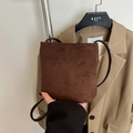 Piccola borsa a secchiello a tracolla da donna in pelle scamosciata marrone scuro opaca - Marrone