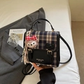 Modischer Vintage-Karo-Rucksack für Damen mit schwarzer Schleife und Plüschtier-Anhänger - Schwarz mit Anhänger