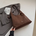 Borsa hobo oversize marrone retrò in pelle opaca con scritte in rilievo di tendenza - Marrone