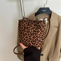 Borsa a secchiello compatta con stampa leopardata in pelliccia sintetica e tracolla marrone - Stampa leopardata