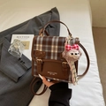 Vintage-Rucksack für Damen in Braun mit Karomuster, Plüsch-Anhänger und Schnallenverschluss - Braun mit Anhänger