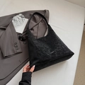 Moderna borsa sottobraccio in pelle nera capiente con stampa di testo bianco - Nero