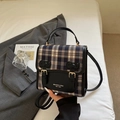 Britischer karierter Rucksack in Blau und Beige mit eleganten Schleifenakzenten - Schwarz ohne Anhänger