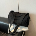 Minimalistische schwarze Nylon-Tragetasche mit verstellbarem Gurt für den Alltag - Schwarz