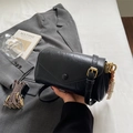 Schwarze Vintage-Umhängetasche aus Leder mit Perlenanhänger und breitem Wechselgurt - Schwarz