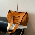 Minimalistische karamellbraune Zylindertasche mit verstellbarem breitem Stoffschultergurt - Orange
