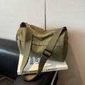 Armeegrüne Nylon-Zylindertasche mit breitem Gurt für urbanen Freizeitstil und Pendler - Grün