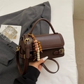 Sac à bandoulière vintage marron foncé en cuir PU avec coutures et breloque chic - Café avec Pendentif