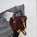 Petit sac bandoulière marron foncé en daim avec motifs d'étoiles et perles en bois - Café (Avec Breloques)