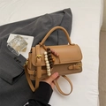 Sac à main vintage kaki avec charm en perles de bois et bandoulière chic - Khaki avec Pendentif