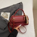 Sac à main vintage en cuir bordeaux avec pompon perlé et bandoulière réglable - Rouge avec Pendentif