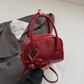 Elegante borsa a bauletto in pelle verniciata rossa con charm di perline e fiocco - Con Ciondolo / Rosso