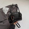Borsa nera lucida modello pillow con fiocco elegante e tracolla rimovibile inclusa - Con Ciondolo / Nero